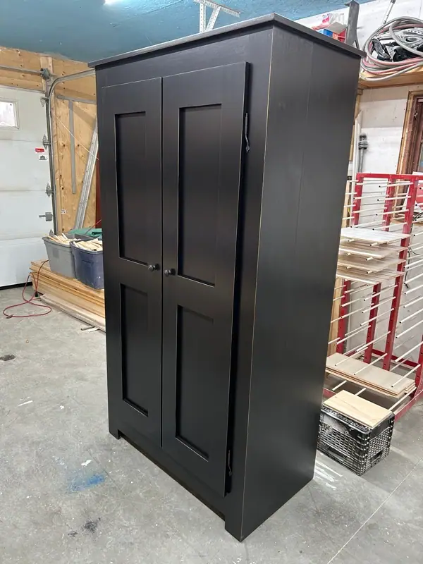 Armoire deux portes à panneaux carrés, fini peint noir.