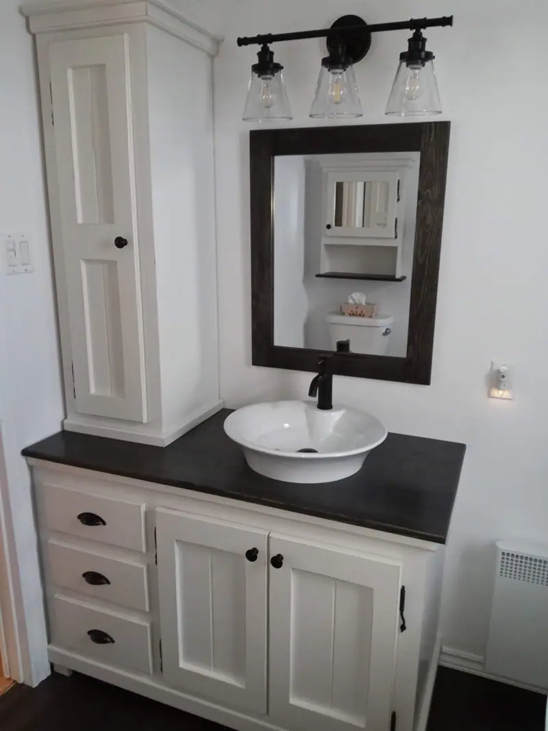 Vanité de salle de bain en pin peinte blanche avec tour à lingerie assortie, par un ébéniste près de Labelle.