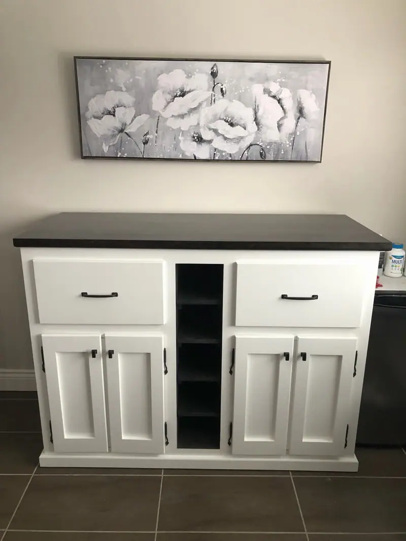 Buffet en pin peint blanc à quatre portes shaker et colonne de tablettes ouvertes, plateau de bois teint gris foncé