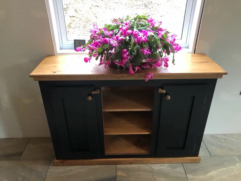 Buffet bas en pin à portes shaker peintes noir, niche centrale ouverte à tablettes, plateau et plinthe en pin naturel