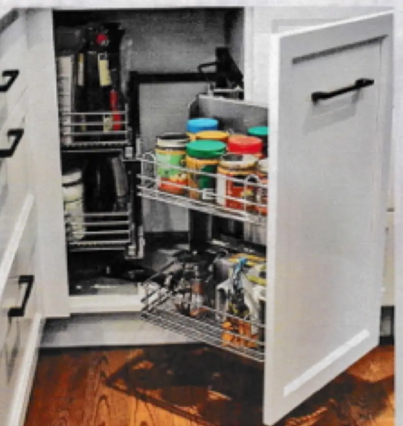 Mécanisme à fermeture douce pour coin perdu, quatre paniers chromés qui sortent de l’armoire de coin.