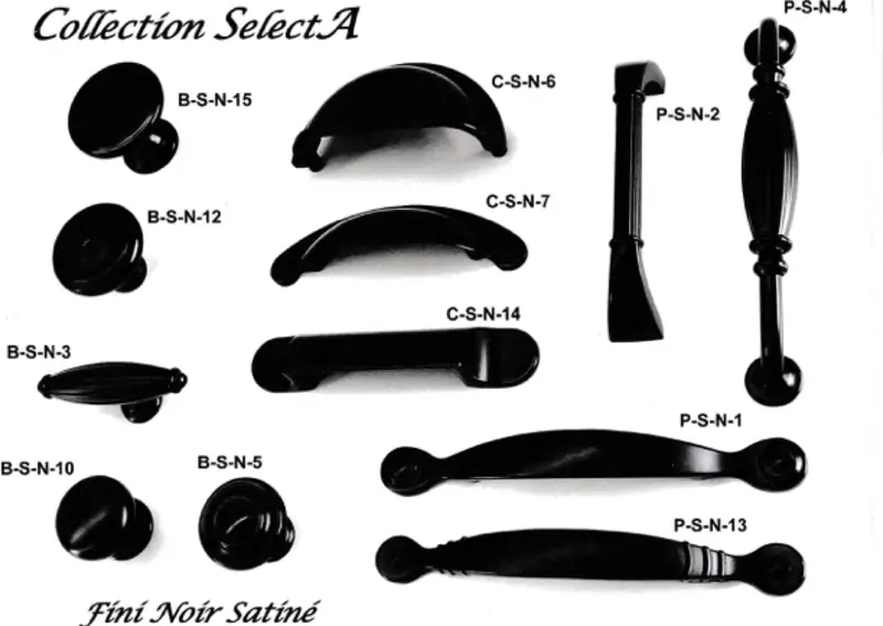 Les douze poignées, coquilles et boutons de la collection Select A en fini noir satiné, avec leur numéro de modèle.