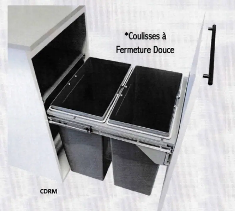 Poubelle double CDRM de 2 fois 31 litres, coulisses à fermeture douce fixées à la façade de l’armoire.