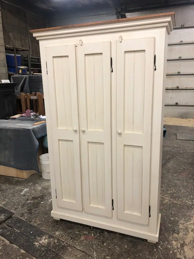 Grande armoire en pin massif à trois portes de lambris, peinture crème patinée, collection Champêtre