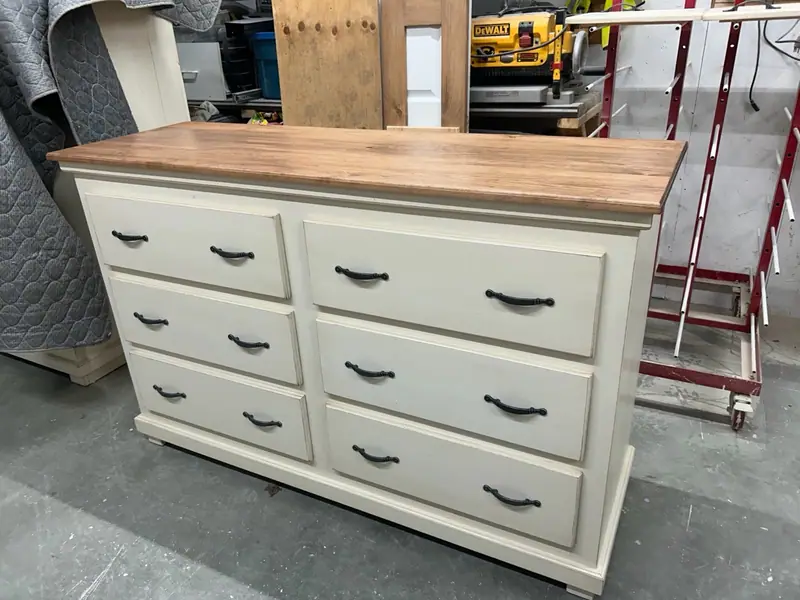 Bureau double en pin à six tiroirs, corps peint crème patiné et plateau en pin naturel teint pâle.