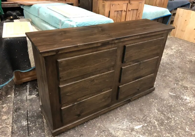 Commode en pin massif à six tiroirs, teinture brun foncé, meuble rustique fait au Québec