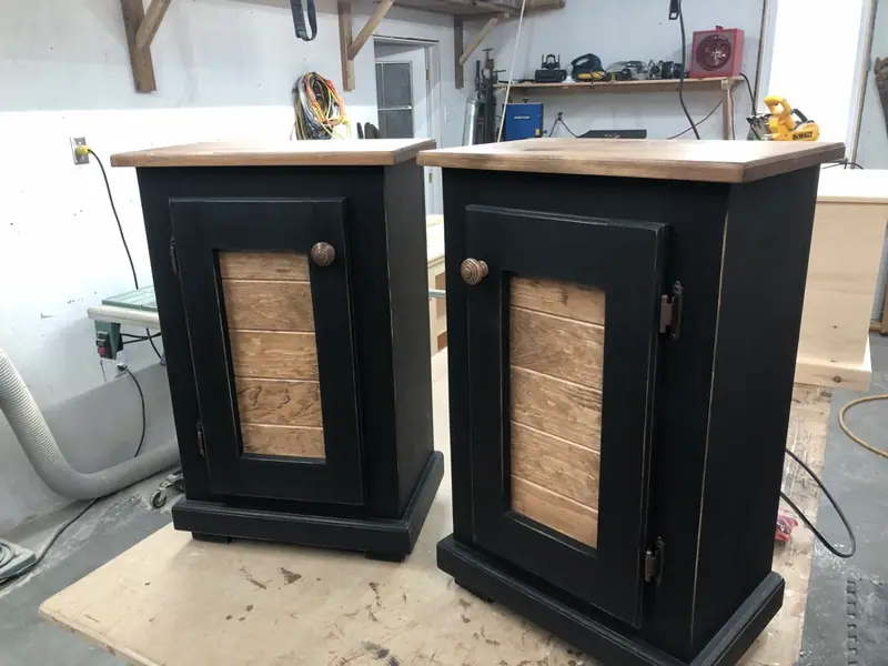 Deux tables de chevet en pin massif à patine noire, portes en lambris, collection Champêtre