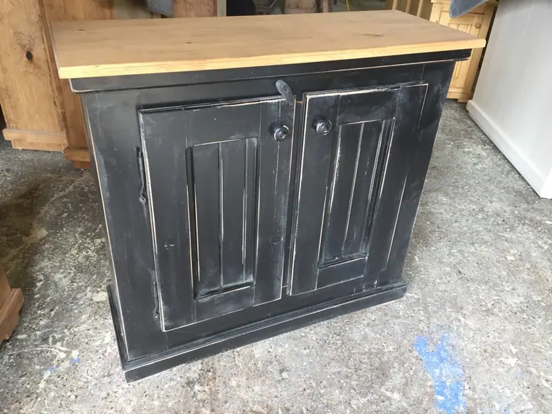 Petit meuble en pin à patine vieillotte noire, dessus en pin naturel, finition faite à la main