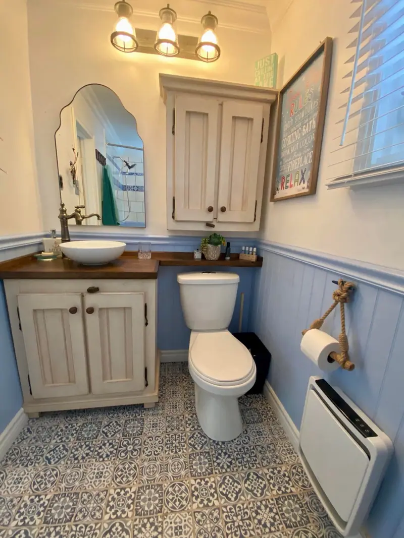 Salle de bain complète en pin : vanité crème patinée à deux portes, par un ébéniste près de La Conception.